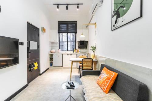 Huaihai Road Commercial Area Apartment | Family-Friendly Shanghai Hills Homestay Near Fuxing Park