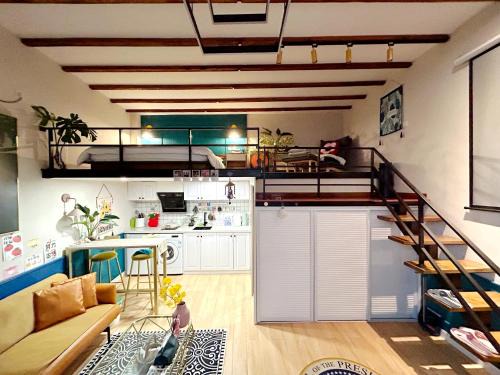 Huaihai Road Commercial Area Apartment | Discover Shanghai Hills & ZINN City Bnb Near Major Transit