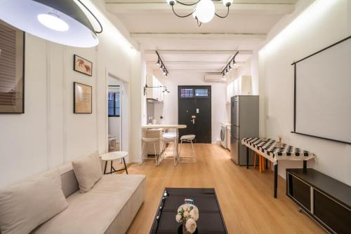 Downtown Shanghai Apartment | Discover Shanghai Yi Du B&B Near People's Square & Bund