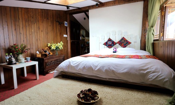 Shangri-La House | Exceptional Shangri-La Mid-Mountain Homestay with Pet-Friendly Amenities