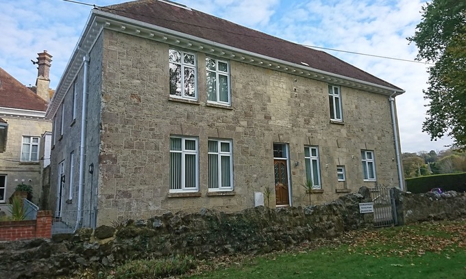 Shanklin Apartment | Shanklin Manor: Scenic Park Views and Family-Friendly Amenities