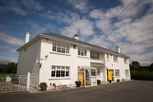 Ballina Bed & Breakfast | Cozy Shannon Breeze B&B: Pet-Friendly with Hot Tub Access