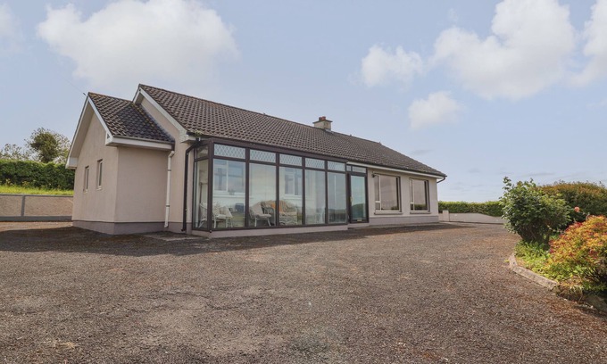 Puckaun Cottage | Family-Friendly Shannon View in Scenic County Tipperary