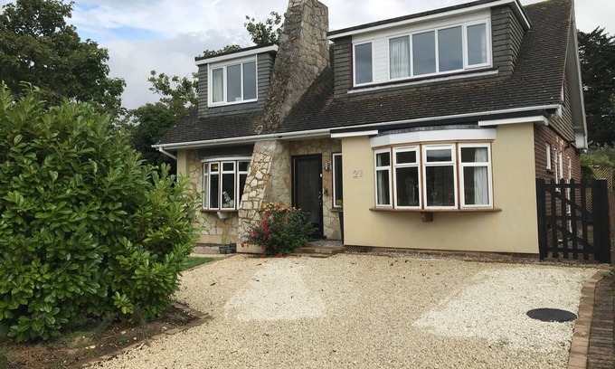 Whitstable House | Oceanfront Retreat at Shapeless Lodge - Rated 9.6/10