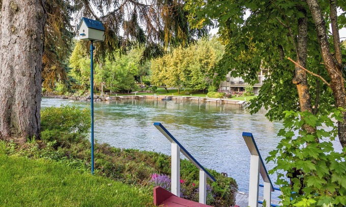 Bigfork House | Discover Waterfront Property with Shared Boat Dock & Kitchen