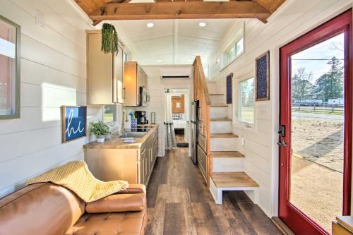 Lone Star House | Tranquil Daingerfield Tiny Home with Lake View & Dock Access