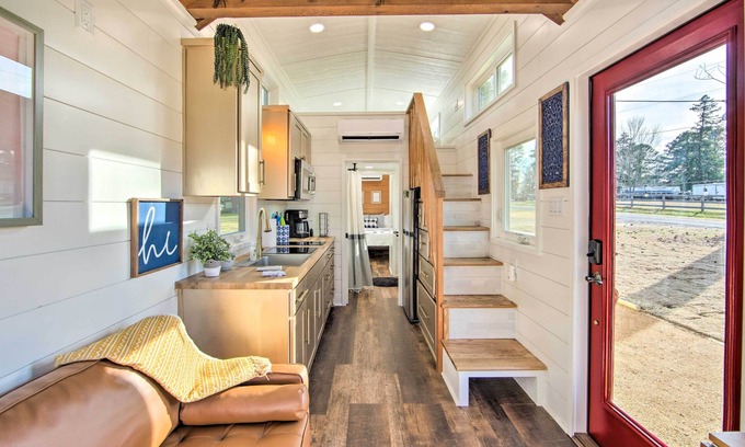 Lone Star House | Perfect Getaway: Daingerfield Tiny Home with Lake View