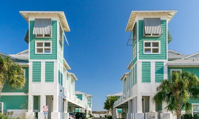 Safe Harbor House | MC13 Condo: Oceanfront Retreat with Pool & Pet-Friendly