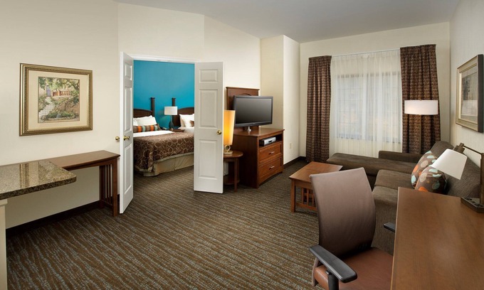 Linthicum Heights Condo | Relaxing Stay with Shared Pool Near BWI Airport