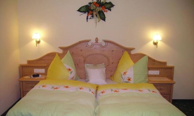 Sankt Veit im Pongau Bed & Breakfast | Cozy Shared Room at Sunnhäusl with Breakfast Included