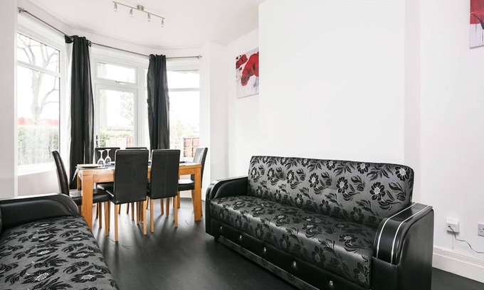 Chorlton-cum-Hardy House | Inviting Shared Short Term Let in South Manchester