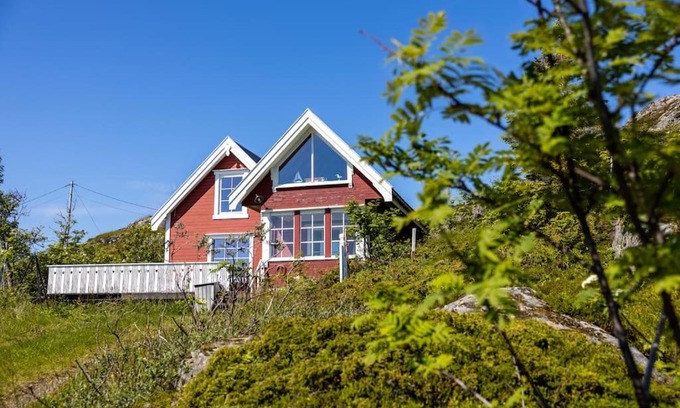 Sund i Lofoten House | Cozy Cabin in Sund: Pet and Child Friendly Retreat