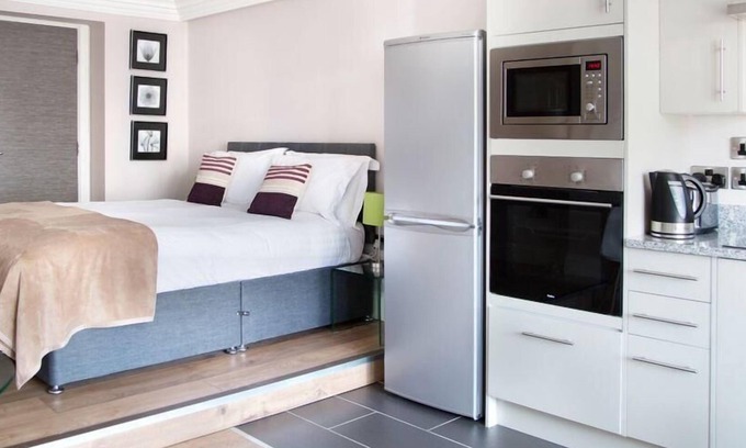Harrogate City Centre Apartment | Beautiful Studio Apartment with Kitchen & WiFi Near Shops