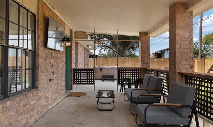 Palmhurst House | Sharyland Home with Jacuzzi & Playset, Sleeps 11!