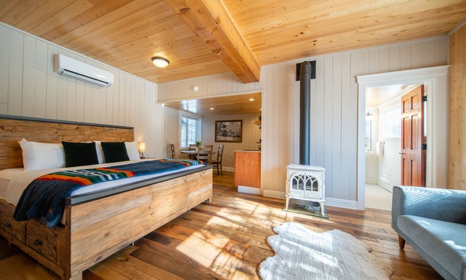 McCloud Cabin | Scenic Cedar Cabin with Mt Shasta View & Spa Amenities