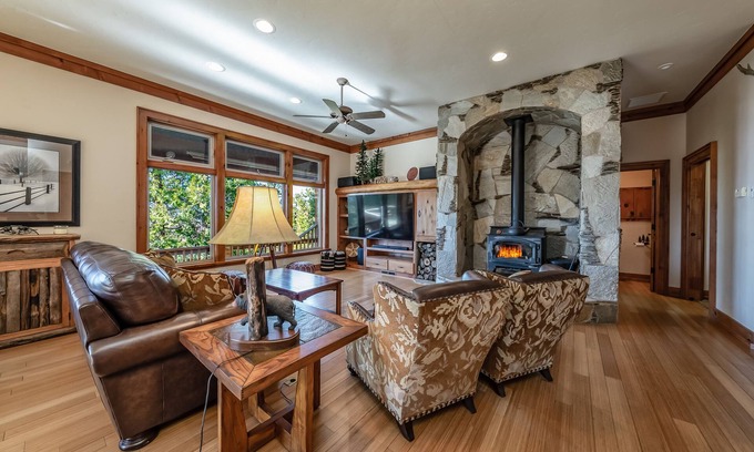 Shaver Lake Cabin | Indulge at Shaver Dream View & SPA with Pet-Friendly Perks
