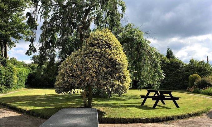 Oakamoor Cottage | Shaw House: Beautiful Property with Expansive Garden Oasis