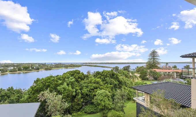 East Ballina House | Unforgettable Shaws View with Breathtaking Bay Scenery