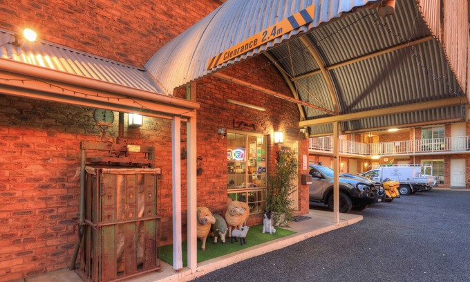 Dubbo Hotel | Inviting Comfort Inn Shearing Shed - 4-Star Family Retreat