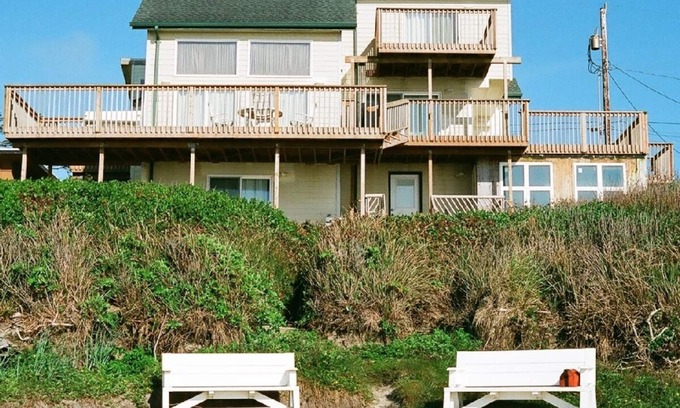 Lincoln Beach House | Experience Shearwater Beach Front Retreat with Ocean Views