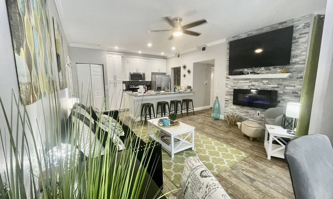 Seminole Condo | Glam Beach Condo with Pool, Gym & Ocean Views - 10/10 Rated!
