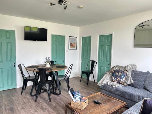 Camber Ski Chalet | Sheep View Chalet - Guest Rated 10/10 with Private Pool