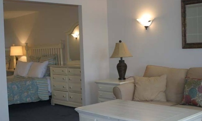 Edgecomb Apartment | Oceanfront Sheepscot Harbour Studio with Kitchen & Breakfast