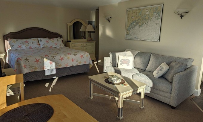 Edgecomb Apartment | Discover Sheepscot Harbour Studio #210 with Ocean Views