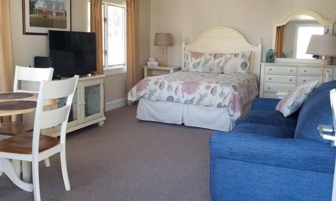 Edgecomb Apartment | Oceanfront Sheepscot Harbour Studio #215 with Breakfast
