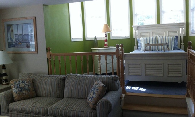 Edgecomb Apartment | Oceanfront Sheepscot Harbour Studio with Kitchen Amenities