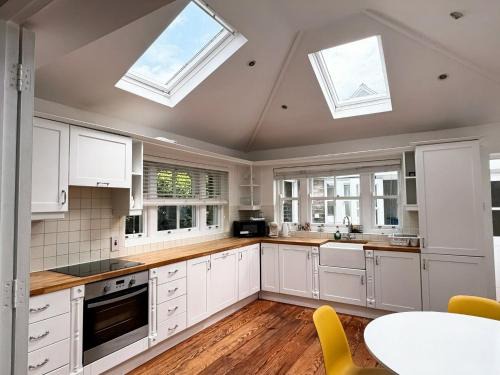 Ballsbridge House | Relaxing Shelbourne Cottages: Family & Pet-Friendly Retreat