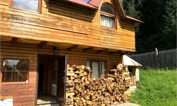Ruska Mokra House | Unforgettable Stay at Shelest Vody: Pet Friendly & More