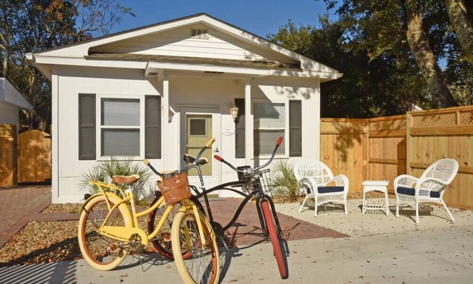 Morehead City House | Dog-Friendly Shell Cottage in Historic District - Top Rated