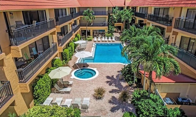 Holmes Beach Condo | Beachfront Beauty: Playa Encantada - Steps to the Ocean