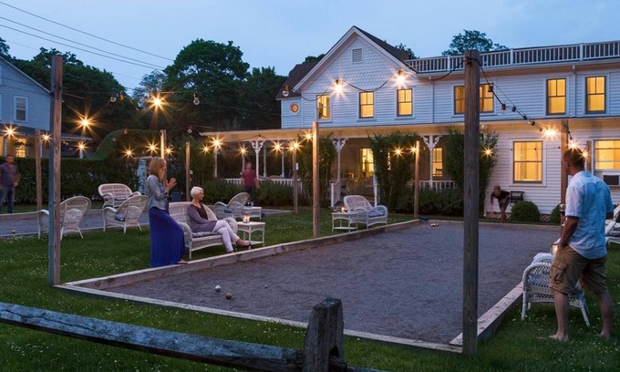 Shelter Island Heights Hotel | Relax at Shelter Island House with Pool & Family Amenities