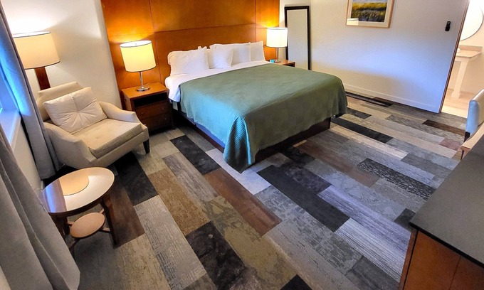Shelton Hotel | Comfortable Shelton Inn: Family-Friendly with Breakfast & Kitchen
