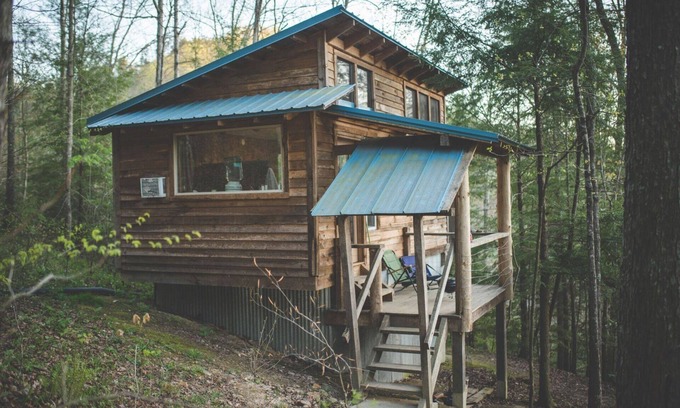 Stanton Cabin | Pet-Friendly Sheltowee Traveler with Kitchen Amenities