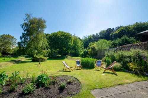 East Runton House | Welcome to Shepherd Cottage: Family-Friendly Getaway