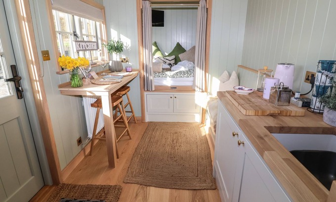 Ripley Cottage | Cozy Shepherd Hut 1: Pet Friendly with Open Fire in Pateley