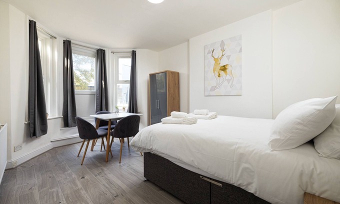 Shepherd's Bush Apartment | Refurbished Shepherd's Bush Apartment for Two with Kitchen