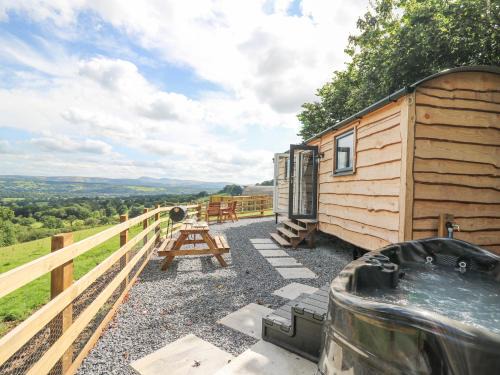 Llandovery House | Cozy Shepherd's Cwtch - Pet-Friendly 4-Star Retreat