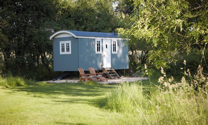 Bedford Cabin | Cozy Shepherd's Hut: Family-Friendly Retreat in Turvey