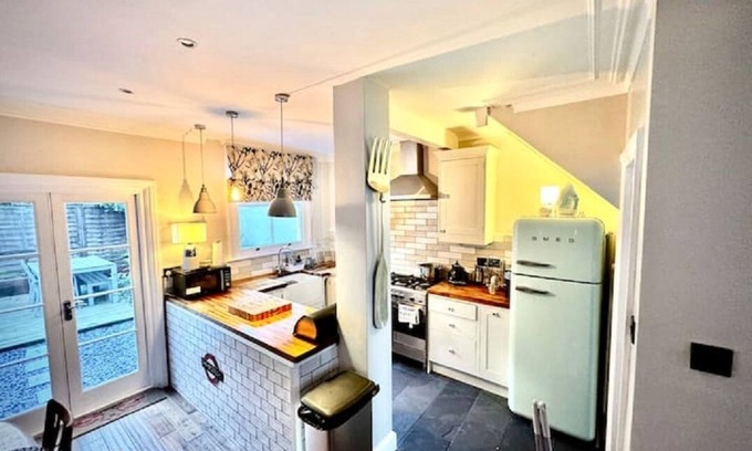 Wormholt and White City House | Spacious Shepherds Bush 3-Bedroom Town House for Families