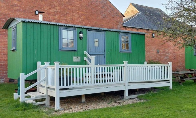 Wigton Cottage | Cozy Shepherds Hut with Hot Tub near Hadrian's Wall