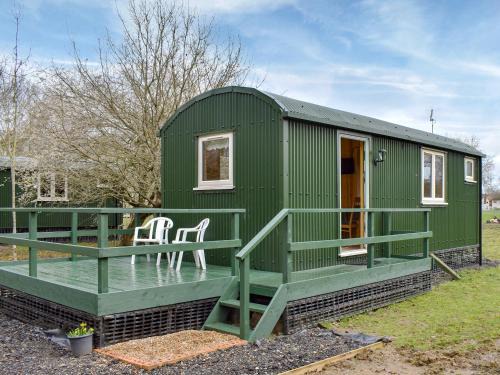Five Oak Green House | Family-Friendly Getaway at Shepherds Hut 2 in Laddingford