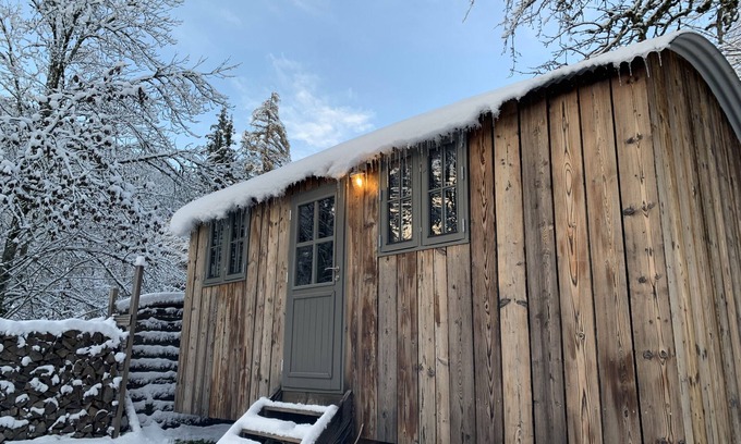 Seytroux Cabin | Inviting Alpine Shepherds Hut Retreat – Near Morzine