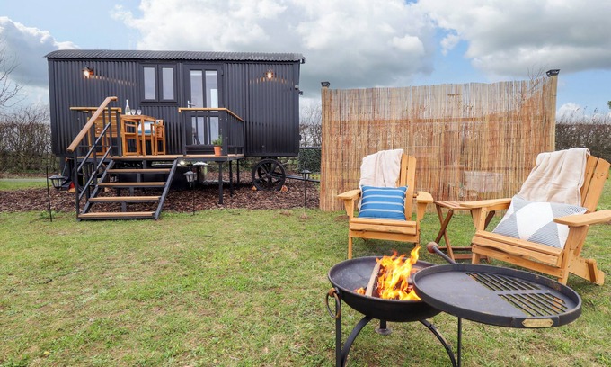 Aubourn Cottage | SHEPHERDS HUT - OAK, romantic, with hot tub in Lincoln