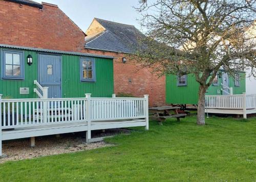 Wigton House | Pet-Friendly Shepherds Hut at Ryans Retreat in Bowness