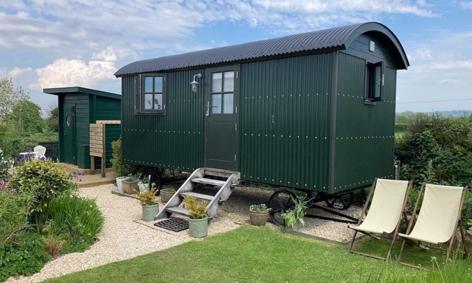 Cricket Malherbie Apartment | Relaxing Shepherds Hut with Swedish Sauna & Countryside Views