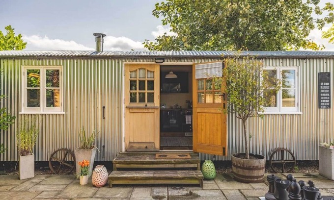 Maidenhead Apartment | Tranquil Escape at The Shepherds Hut with Hot Tub Retreat